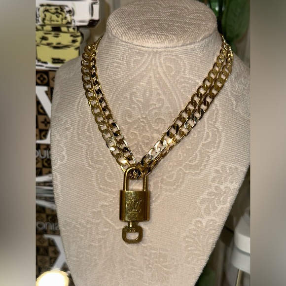 Louis Vuitton lock and key with unbranded gold chain double wrapped, original - Picture 4 of 14